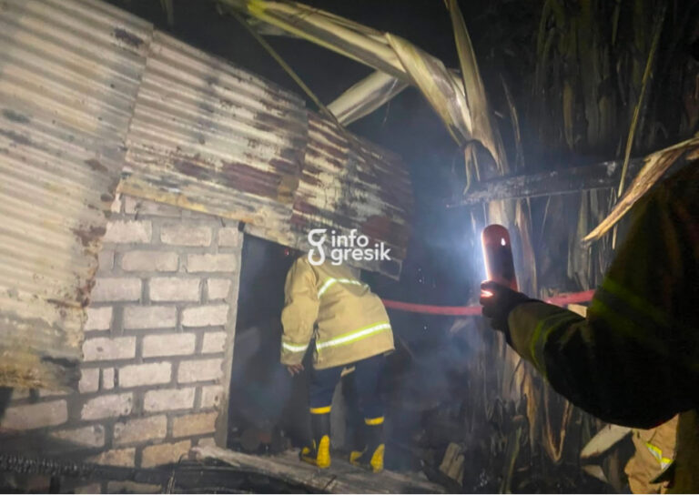 Personel Damkarla Pos Dukun melakukan proses pembasahan usai memadamkan kebakaran rumah warga di Desa Kemangi, Kecamatan Bungah, Kabupaten Gresik, Kamis (16/7/2026) subuh. (Foto: Ist/Infogresik)