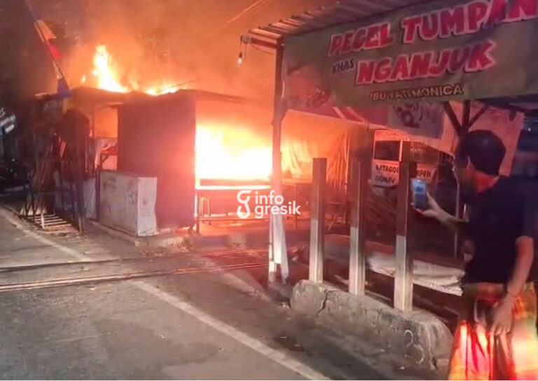 Kondisi lapak nasi goreng di Jalan Proklamasi, Kelurahan Tlogopatut, Kecamatan Gresik, Kabupaten Gresik, usai terbakar pada Kamis (16/7/2026) dini hari. (Foto: Ist/Infogresik)