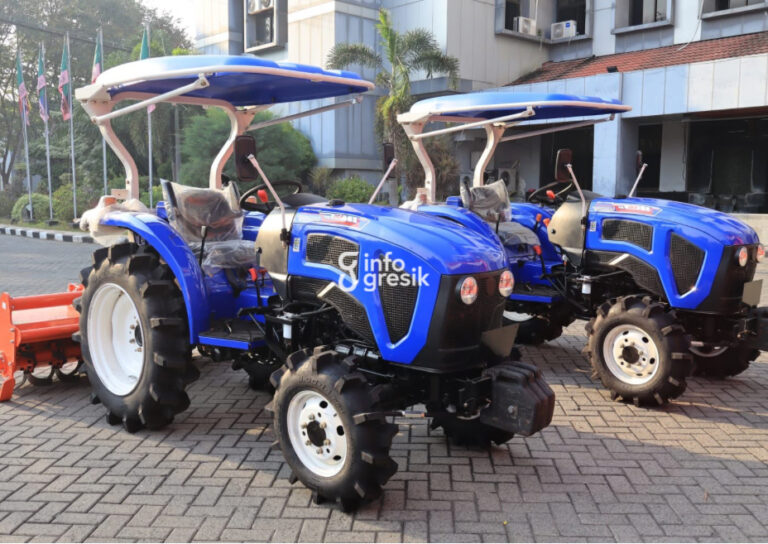 Kian Modern, Petani Gresik Terima Puluhan Bantuan Alsintan dan Irigasi Perpompaan Bantuan traktor dari Kementerian Pertanian RI yang diserahkan kepada petani di Kabupaten Gresik untuk mendukung modernisasi sektor pertanian dan meningkatkan produktivitas. (Foto: Ist/Infogresik)