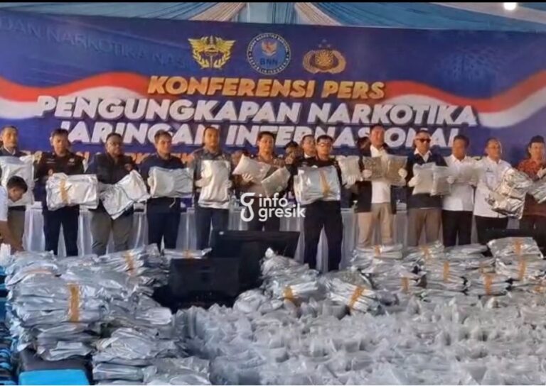 Sita 3,37 Ton Canabinoid Kering Asal Thailand, BNN dan Bea Cukai Bongkar Penyelundupan Narkotika di Gresik Kepala BNN RI bersama petugas gabungan menunjukkan barang bukti narkotika berupa 3,37 ton bunga canabinoid hasil pengungkapan kasus penyelundupan di Gresik. (Foto: Ist/Infogresik)