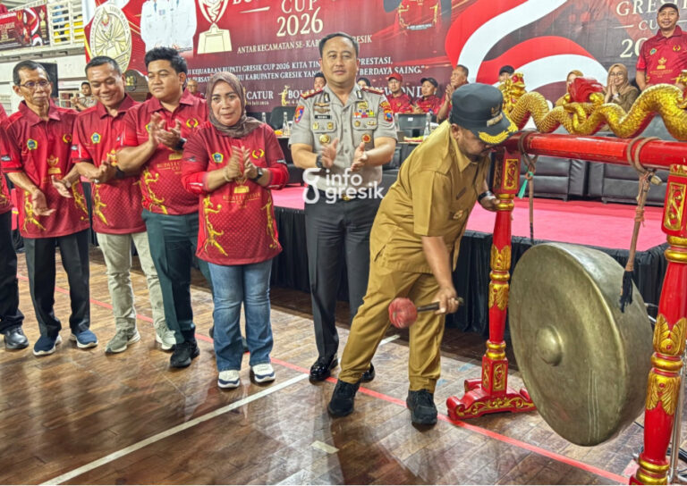 Bupati Gresik Cup 2026 Resmi Dibuka, Jadi Ajang Seleksi Atlet Menuju Porprov Jatim 2027 Bupati Gresik Fandi Akhmad Yani memukul gong sebagai tanda dimulainya Bupati Gresik Cup 2026 di Wahana Ekspresi Poesponegoro (WEP), Senin (20/7/2026). (Foto: Khanif Rosidin/Infogresik)