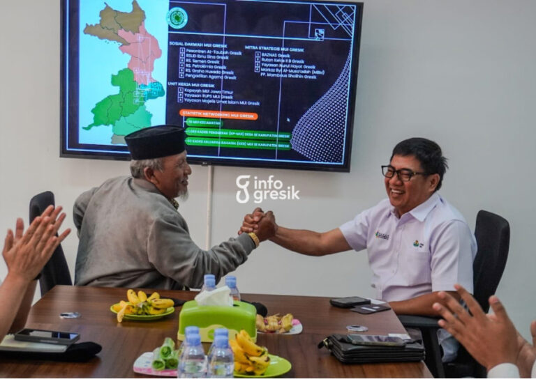 Sentuh Pembinaan 200 Warga Rutan lewat Pesantren At-Taubah, Petrokimia dan MUI Sepakat Jalin MoU Kerja Sama Ketua MUI Kabupaten Gresik, KH Ainur Rofiq Thoyyib, bersalaman dengan Direktur Utama Petrokimia Gresik, Daconi Khotob, usai penandatanganan nota kesepahaman (MoU) kerja sama di Kantor MUI Kabupaten Gresik. (Foto: Ist/Infogresik)