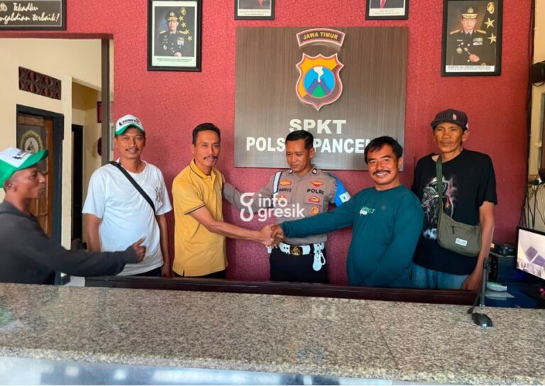 Buntut Video Viral Ikan Mati, Juara I Turnamen Mancing Dalegan Resmi Didiskualifikasi, Hadiah Rp15 Juta Ditarik Panitia Dalegan Fishing Tournament 3, Solahudin (berbaju kuning), berjabat tangan dengan nahkoda Tim Gimbal Urang, Nur Salim (berkaus biru), disaksikan Bhabinkamtibmas Desa Dalegan, Aiptu Tripep Wahyu Driyono, di Mapolsek Panceng. (Foto: Khanif Rosidin/Infogresik)