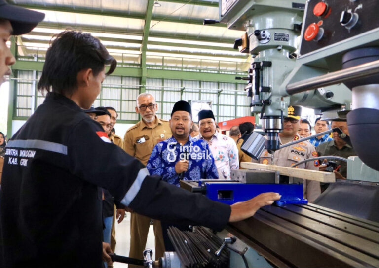 Sentra IKM Logam Gresik Berdiri, Hubungkan UMKM, SMK, dan Industri Besar Bupati Gresik Fandi Akhmad Yani didampingi sejumlah pejabat meninjau Sentra IKM Logam di Desa Hulaan, Kecamatan Menganti. (Foto: Ist/Infogresik)