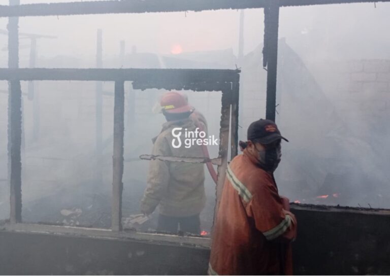 Kebakaran Belakang Pasar Sembayat: Rumah, Toko, hingga Musholla Ikut Terbakar Petugas Dinas Pemadam Kebakaran dan Penyelamatan (Damkarla) Kabupaten Gresik memadamkan api yang melalap sejumlah bangunan di Desa Sembayat, Kecamatan Manyar, Kamis (23/7/2026). (Foto: Ist/Infogresik)