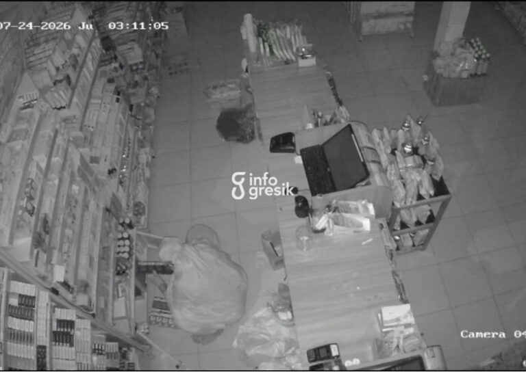 Rekaman CCTV memperlihatkan pelaku saat membobol Toserba Sunan Drajat di Desa Lowayu, Kecamatan Dukun, sebelum menggasak uang tunai dan puluhan slop rokok. (Foto: Ist/Infogresik)