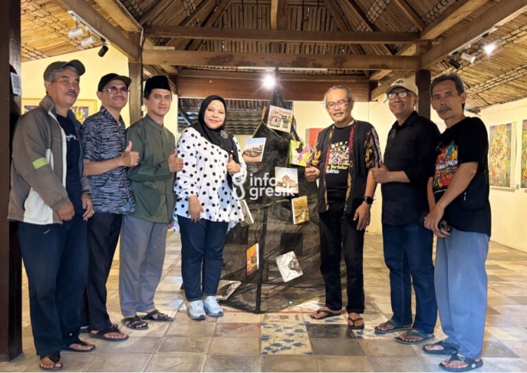 Pameran Seni Rupa Enam Seniman Gresik di Jogja, Kenalkan Kearifan Lokal Menuju Panggung Nasional Anggota DPRD Kabupaten Gresik, Ricke Mayumi, berfoto bersama enam seniman asal Gresik dalam pameran seni rupa “Runcang-Runcung” di Kembang Jati Art, Bantul, D.I. Yogyakarta. (Foto: Khanif Rosidin/Infogresik)