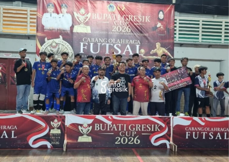Panitia Bupati Gresik Cup bersama Camat Kebomas, Tim Futsal Putra Kecamatan Kebomas, dan para ofisial merayakan keberhasilan meraih gelar juara Bupati Gresik Cup 2026. (Foto: Ist/Infogresik)