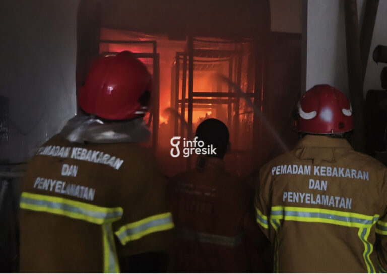 Personel Damkarla Pos Driyorejo melakukan pemadaman kebakaran di area mesin produksi PT Panji Mas Textile, Kecamatan Driyorejo, Kabupaten Gresik. (Foto: Ist/Infogresik)