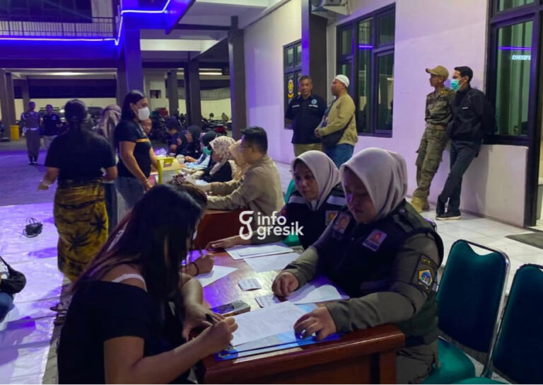 Petugas Satpol PP Kabupaten Gresik bersama tim gabungan memeriksa pemilik dan penjaga warung saat operasi cipta kondisi di sejumlah kawasan di Gresik. (Foto: Ist/Infogresik)