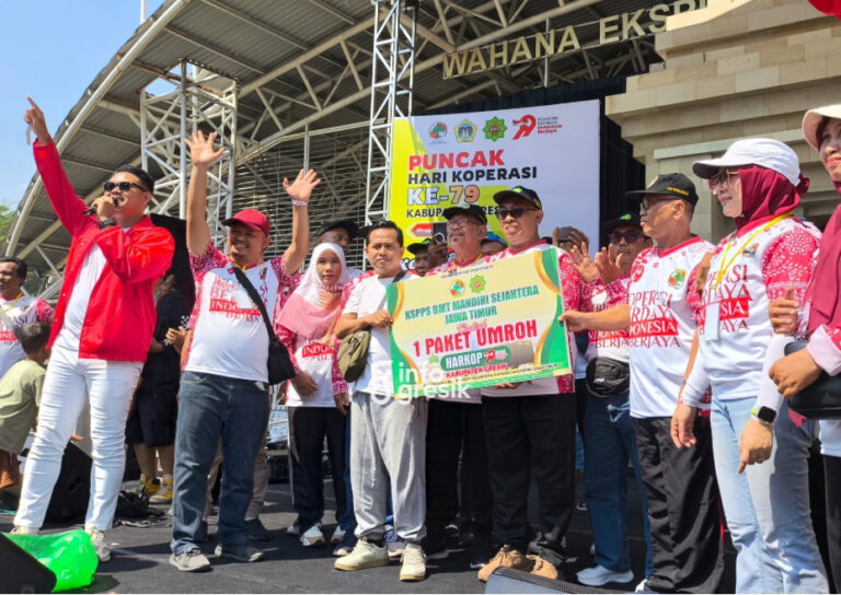 Direktur Utama BMT Mandiri Sejahtera Jawa Timur, H. M. Ayubi Chozin, menyerahkan hadiah utama berupa paket umrah kepada pemenang doorprize pada puncak peringatan Hari Koperasi Nasional (Harkopnas) ke-79 di Gresik. (Foto: Ist/Infogresik)