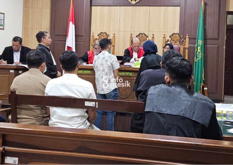 Suasana sidang perkara dugaan pemalsuan surat dan penipuan rekrutmen CPNS serta PPPK di lingkungan Pemerintah Kabupaten (Pemkab) Gresik di Pengadilan Negeri (PN) Gresik. (Foto: Ist/Infogresik)