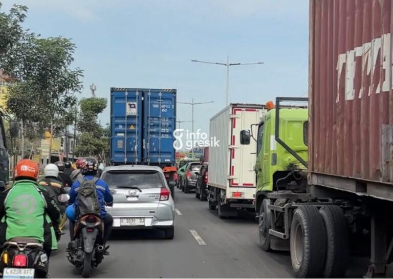 Kondisi kemacetan di Jalan Raya Manyar, Kabupaten Gresik, pada Selasa (28/7/2026). (Foto: Khanif Rosidin/Infogresik)