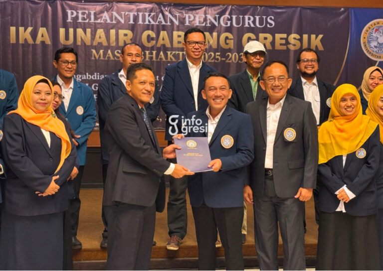 Dilantik di Pemkab Gresik, Pengurus IKA Unair 2025–2030 Langsung Bergerak Lewat Klinik Hukum dan Penyuluhan Desa Ketua IKA Unair Cabang Gresik, Mohammad Rum Pramudya, menerima SK kepengurusan IKA Unair Cabang Gresik masa bakti 2025–2030. (Foto: Khanif Rosidin/Infogresik)
