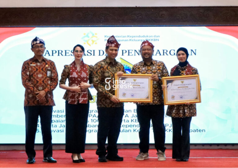Dua Ajang Sehari, Pemkab Gresik Boyong Enam Penghargaan Tingkat Jawa Timur Bupati Gresik Fandi Akhmad Yani bersama Ketua TP PKK Kabupaten Gresik Nurul Haromaini menerima penghargaan dari Wakil Gubernur Jawa Timur Emil Elestianto Dardak yang didampingi Arumi Bachsin pada Peringatan Harganas ke-33 Provinsi Jawa Timur di Kabupaten Malang. (Foto: Ist/Infogresik)