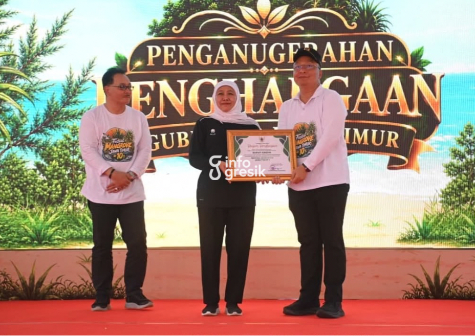Gubernur Jawa Timur Khofifah Indar Parawansa menyerahkan penghargaan di bidang perlindungan dan pengelolaan ekosistem mangrove kepada Wakil Bupati Gresik Asluchul Alif yang mewakili Bupati Gresik Fandi Akhmad Yani pada Festival Mangrove Jawa Timur ke-10 di Kabupaten Tuban. (Foto: Ist/Infogresik)