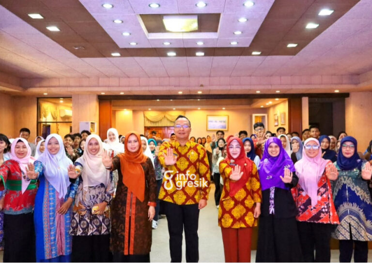Wakil Bupati Gresik dr. Asluchul Alif bersama Kepala Dinas KBPPPA Kabupaten Gresik Titik Ernawati, narasumber, dan para peserta usai pembukaan Pelatihan Konselor Sebaya di Ruang Putri Cempo, Kantor Bupati Gresik. (Foto: Ist/Infogresik)