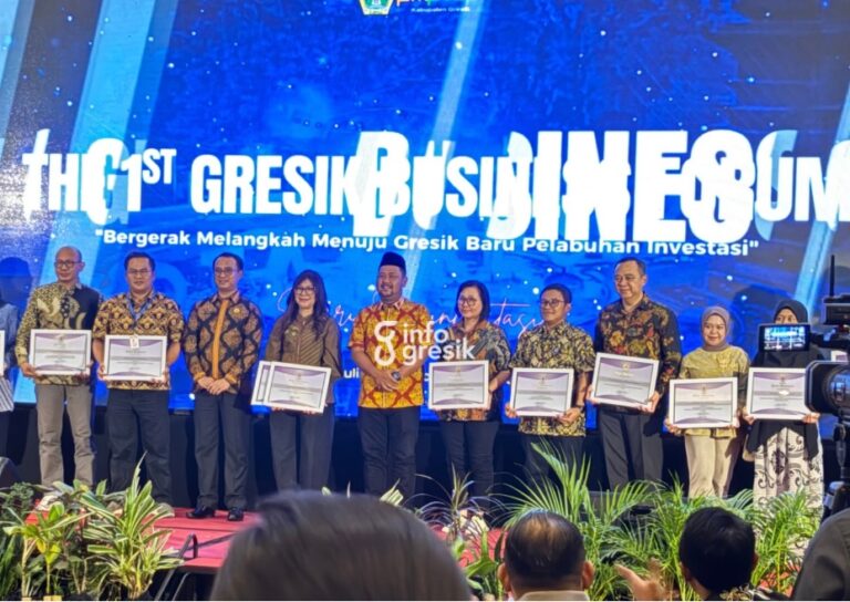 Punya Peran Vital di Gresik, Petrokimia Gresik Rajai Realisasi Investasi PMDN Tembus Triliunan Rupiah Bupati Gresik Fandi Akhmad Yani bersama Kepala DPMPTSP Kabupaten Gresik Reza Pahlevi berfoto bersama para penerima penghargaan pada ajang The 1st Gresik Business Forum. (Foto: Khanif Rosidin/Infogresik)