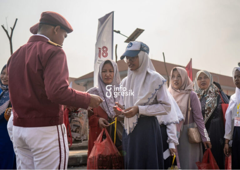 Suasana orang tua mengantar anak-anak mereka pada hari pertama masuk Sekolah Rakyat Terintegrasi Kabupaten Gresik. (Foto: Ist/Infogresik)