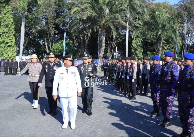 Suasana upacara peringatan Hari Bhayangkara ke-80 di Halaman Kantor Pemkab Gresik. (Foto: Ist/Infogresik)