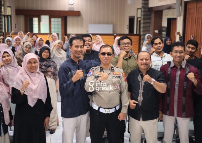 Perkuat Komitmen Sekolah Taat Lalu Lintas, Guru SD Mugeb Gresik Dibekali Materi Safety Riding oleh Satlantas Polres Gresik Kanit Kamsel Satlantas Polres Gresik, Ipda Andreas Dwi Anggoro, berfoto bersama para guru SD Muhammadiyah 1 (Mugeb) Gresik usai sosialisasi safety riding. (Foto: Ist/Infogresik)