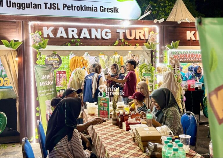 Suasana stan Kelurahan Karangturi, salah satu kelurahan binaan Petrokimia Gresik, yang ramai dikunjungi pengunjung dalam gelaran PetroNite Fest 2026 di SOR Tri Dharma Gresik. (Foto: Khanif Rosidin/Infogresik)