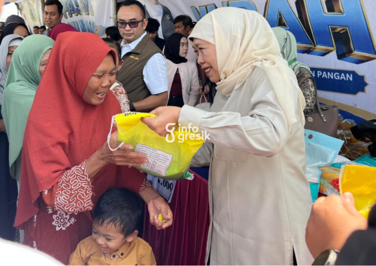 Buka Pasar Murah di Raci Tengah Sidayu, Gubernur Khofifah: Jaga Keterjangkauan Pangan Warga Gubernur Jawa Timur Khofifah Indar Parawansa menyerahkan bantuan beras kepada warga saat Pasar Murah di Desa Raci Tengah, Kecamatan Sidayu, Kabupaten Gresik, Sabtu (1/8/2026). (Foto: Khanif Rosidin/Infogresik)