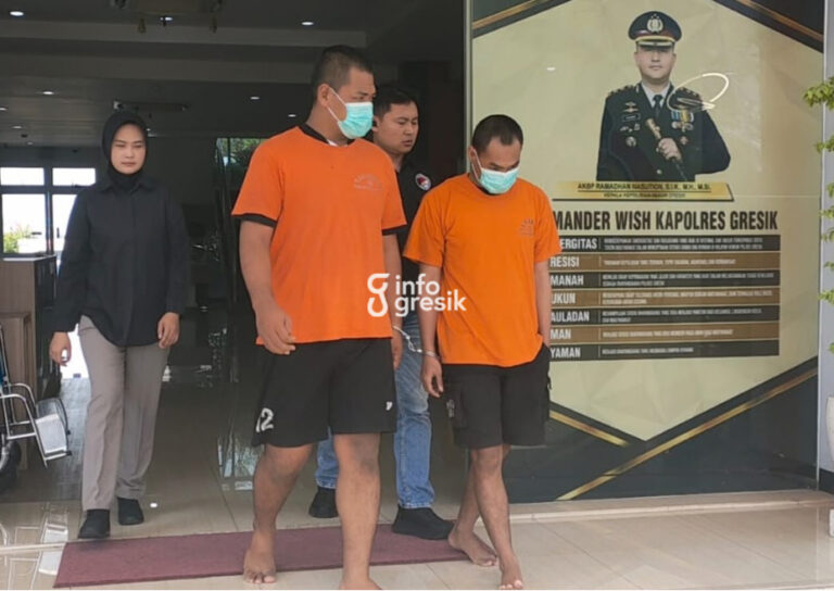 Nyambi Jualan Sabu Selama 4 Bulan, Pegawai Dishub Gresik Diciduk Polisi Dua tersangka kasus peredaran sabu saat diamankan di Mapolres Gresik.