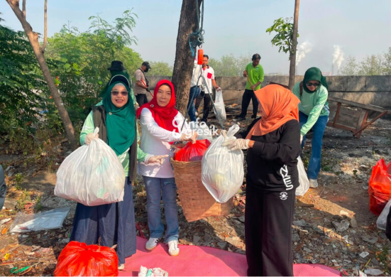 Gerakan Jumat Asri di Pasar Krempyeng, Langkah Pemkab Gresik Wujudkan Kota ‘Resik’ dan Sehat Kepala DLH Gresik, Sri Subaidah, bersama Kadinso Ummi Khoiroh dan Kadinkes Mukhibatul Khusnah. (Foto: Khanif Rosidin/Infogresik)