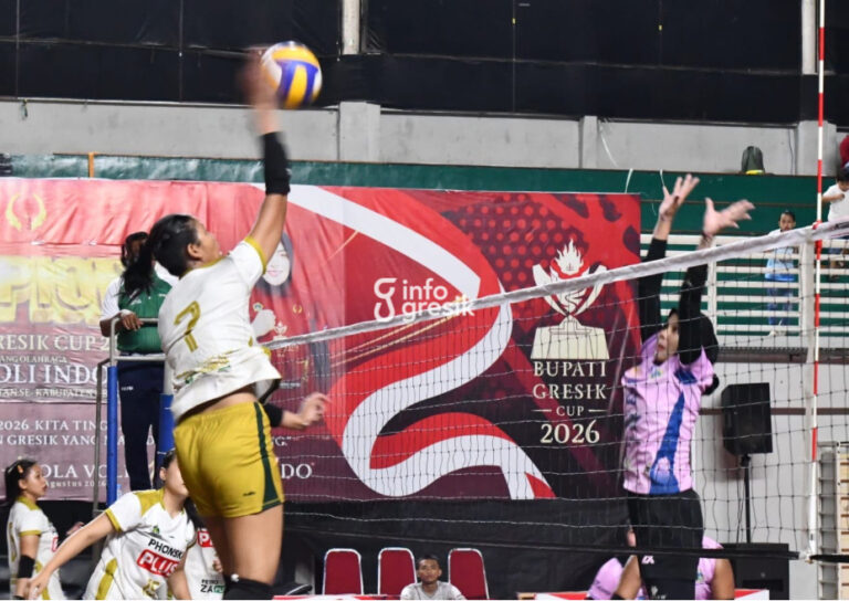 Gemilang! Tim Putri Kecamatan Gresik Segel Gelar Juara Voli Bupati Gresik Cup 2026 Suasana pertandingan final Tim Voli Putri Kecamatan Gresik melawan Tim Voli Putri Kecamatan Kebomas pada Kejuaraan Bola Voli Bupati Gresik Cup 2026 di Wahana Ekspresi Poesponegoro (WEP). (Foto: Ist/Infogresik)