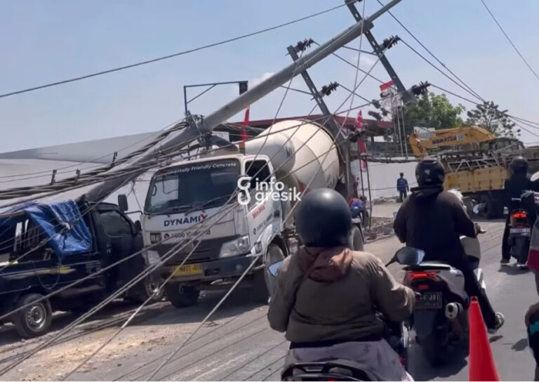 Kondisi truk yang tertimpa tiang jaringan listrik tegangan menengah yang roboh di Jalan Raya Manyar, Kabupaten Gresik. (Foto: Ist/Infogresik)