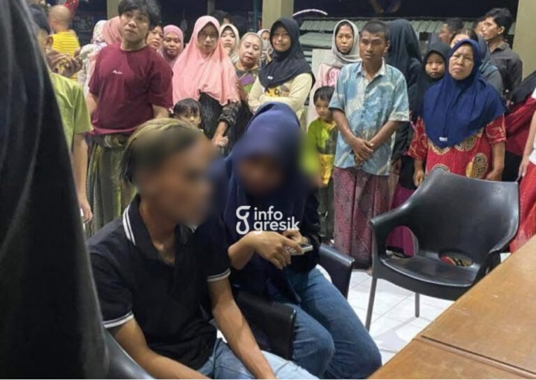 E dan K saat diamankan warga di Balai Desa Abar-Abir, Kecamatan Bungah, Kabupaten Gresik. (Foto: Ist/Infogresik)