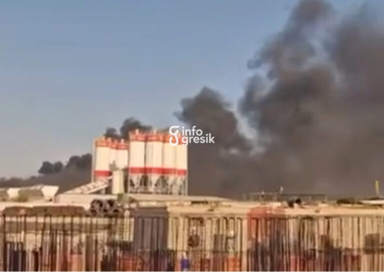 Pabrik PT Xinyi Solar di KEK JIIPE Gresik Terbakar, Satu Orang Dilaporkan Terluka Kondisi kebakaran di area pabrik PT Xinyi Solar Indonesia di kawasan JIIPE, Manyar, Gresik, Sabtu (8/8/2026). (Foto: Ist/Infogresik)
