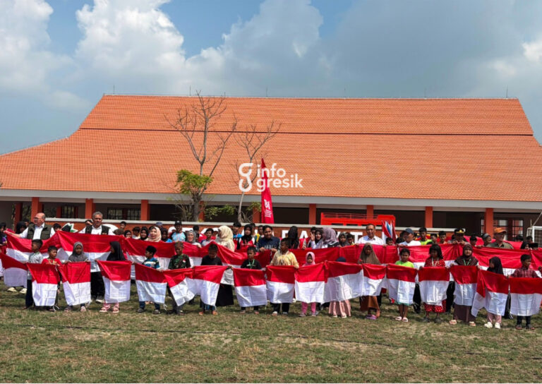 Puji Fasilitas Terpadu SRT Gresik, Gubernur Khofifah Sebut Pendidikan Jalan Utama Putus Kemiskinan Gubernur Jawa Timur Khofifah Indar Parawansa bersama jajaran dan para siswa Sekolah Rakyat Terintegrasi (SRT) Kabupaten Gresik mengibarkan bendera Merah Putih saat meninjau SRT Permanen di Desa Raci Tengah, Kecamatan Sidayu, Kabupaten Gresik, Sabtu (1/8/2026). (Foto: Khanif Rosidin/Infogresik)