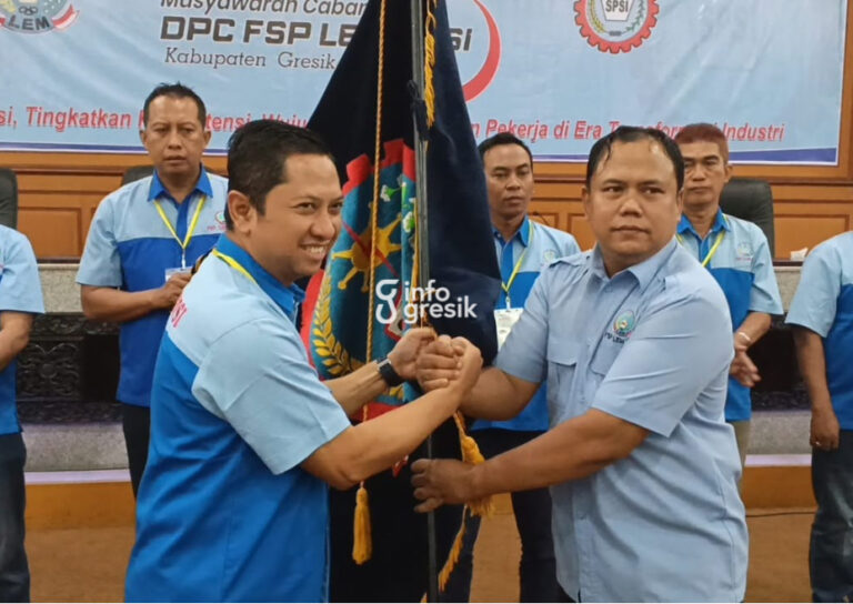 Kembali Pimpin DPC FSP LEM SPSI Gresik, Imam Syaifudin Tegaskan Komitmen Kesejahteraan Pekerja Ketua DPC FSP LEM SPSI Kabupaten Gresik, Imam Syaifudin saat menerima bendera organisasi dari Ketua DPD FSP LEM SPSI Jawa Timur, Muadji Santoso, usai pelantikan kepengurusan masa bakti 2026–2031. (Foto: Ist/Infogresik)