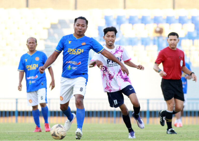 Dominasi PKDI Gresik, Libas Bangkalan 4-1 dan Tatap Pertandingan Lawan Sidoarjo di PKDI Cup II 2026 Pemain PKDI Gresik sekaligus Kepala Desa Gredek, Muhammad Barrul Ghofar, saat melepaskan tendangan yang berbuah gol ke gawang PKDI Bangkalan dalam laga penyisihan Grup E PKDI Cup II 2026 di Stadion Gelora Joko Samudro (Gejos), Gresik, Sabtu (8/8/2026). (Foto: Ist/Infogresik)