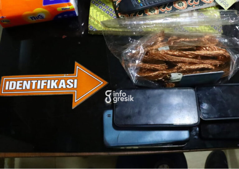 Barang bukti kabel tembaga sisa produksi yang dicuri oleh dua pekerja berinisial MR dan ZAAAS saat diamankan petugas. (Foto: Ist/Infogresik)