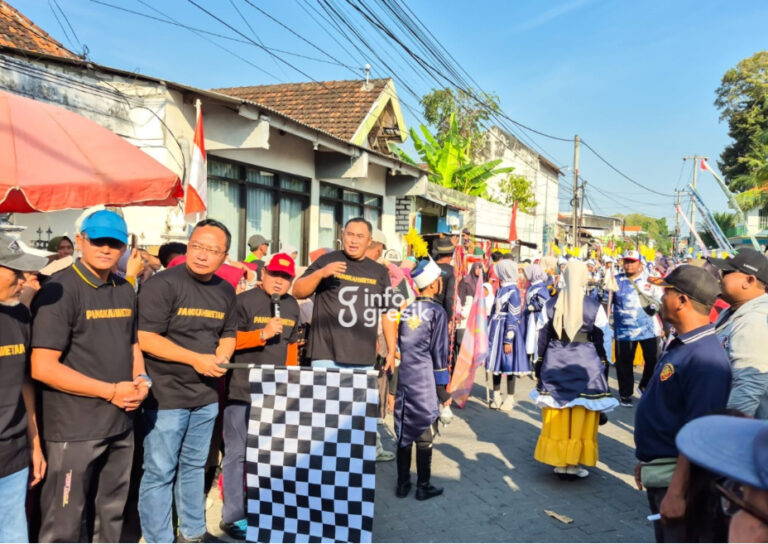 Wakil Bupati Gresik dr. Asluchul Alif bersama jajaran Forkopimcam Ujungpangkah dan Kepala Desa Pangkahwetan Syaifullah Mahdi melepas peserta jalan sehat dalam rangka memeriahkan HUT ke-81 RI di Desa Pangkahwetan, Kecamatan Ujungpangkah. (Foto: Ist/Infogresik)