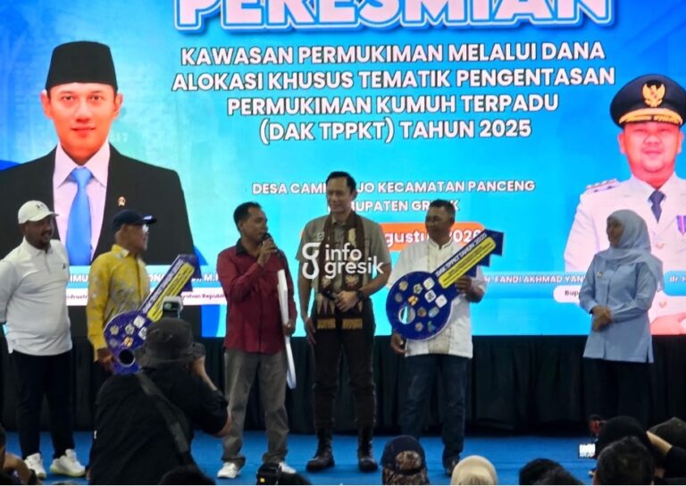 Diresmikan Menko AHY, 166 KK Warga Pesisir Campurejo Gresik Kini Nikmati Rumah Layak Huni Hasil Program DAK TPPKT Menko AHY didampingi Gubernur Jawa Timur Khofifah Indar Parawansa dan Bupati Gresik Fandi Akhmad Yani. (Foto: M. Irwan/Infogresik)