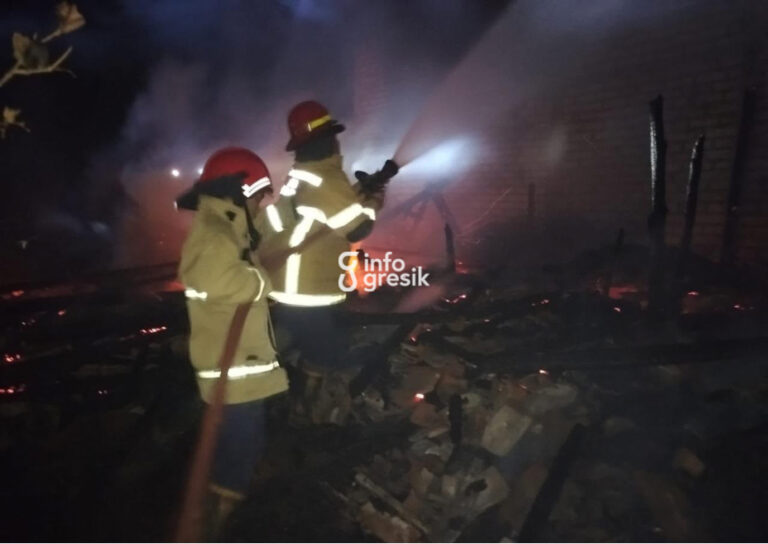Petugas Damkarla Gresik Pos Dukun melakukan pemadaman kebakaran yang melanda kandang ternak milik warga Desa Gedangan, Kecamatan Sidayu, Senin (10/8/2026) malam. Dalam peristiwa tersebut, satu ekor sapi dan enam ekor kambing mati terbakar. (Foto: Ist/Infogresik)