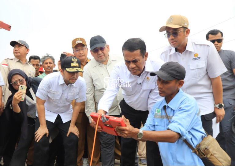 Menteri Pertanian RI Andi Amran Sulaiman saat meninjau lahan pertanian terdampak kekeringan di Desa Munggugianti, Kecamatan Benjeng, Kabupaten Gresik. (Foto: Ist/Infogresik)