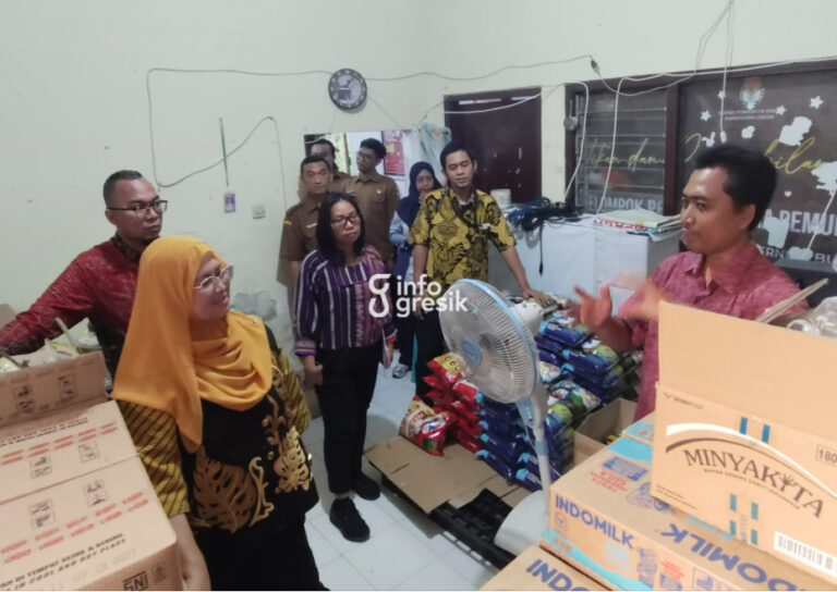 Tim Direktorat Monitoring KPK RI saat meninjau aktivitas usaha dan tata kelola KKMP Trate dalam kegiatan field monitoring di Kelurahan Trate, Gresik. (Foto: Ist/Infogresik)