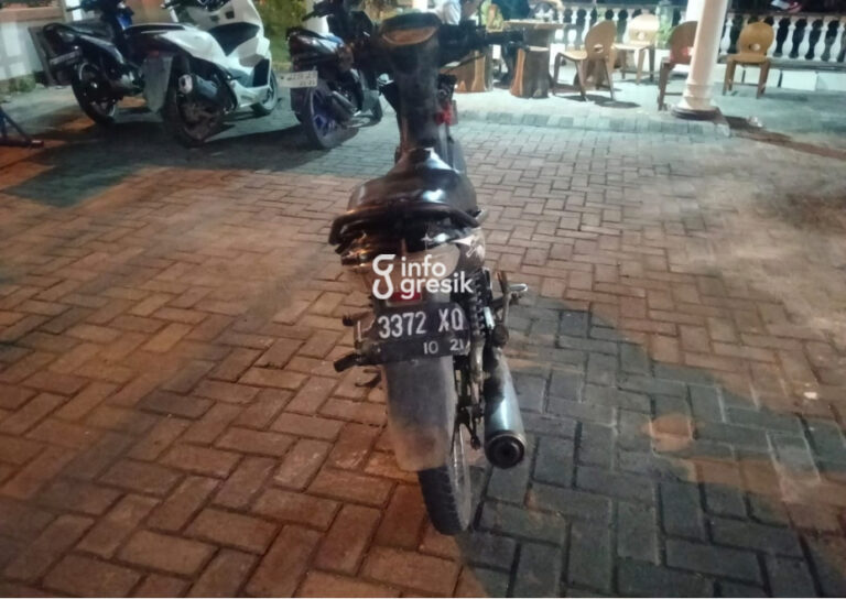 Sepeda motor milik petani asal Desa Tenggor, Balongpanggang, yang sempat dibawa kabur pelaku curanmor sebelum berhasil diamankan warga dan polisi. (Foto: Ist/Infogresik)