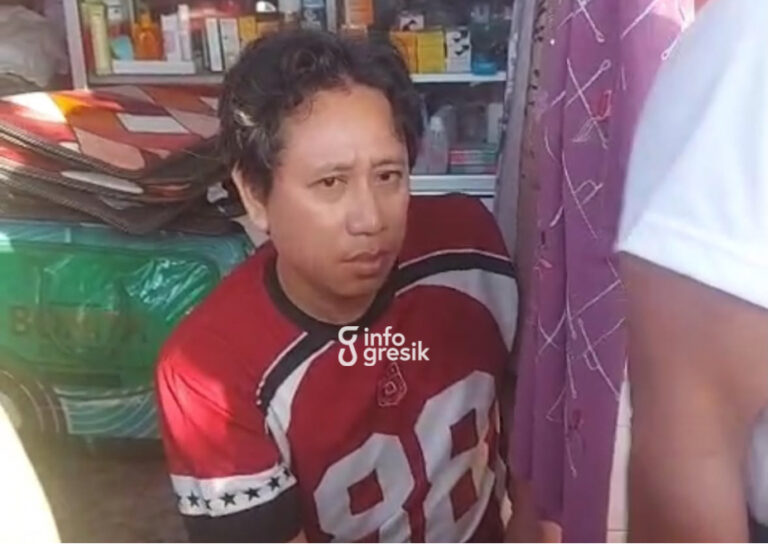Beli Kopi dan Mi Instan Pakai Uang Palsu Pecahan Rp100 Ribu di Pasar Legowo, Pria Asal Bungah Ditangkap Warga Terduga pelaku pengedar uang palsu, Heru Siswanto (43), saat diamankan warga setelah diduga bertransaksi menggunakan uang palsu pecahan Rp100 ribu di Pasar Legowo, Kecamatan Bungah, Gresik. (Foto: Ist/Infogresik)