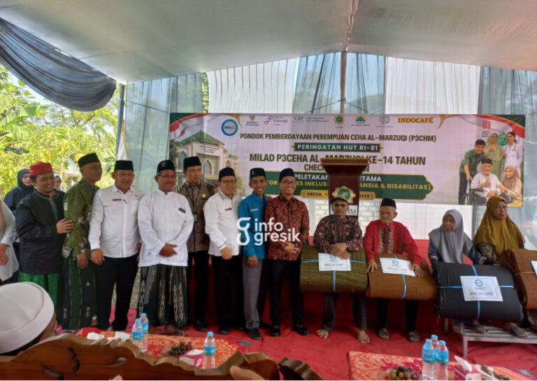 Penyerahan bantuan paket Inclusive Care kepada lansia dalam kegiatan peletakan batu pertama pembangunan Ponpes Inklusi P3CHM di Desa Tebuwung, Kecamatan Dukun, Gresik. (Foto: Ist/Infogresik)