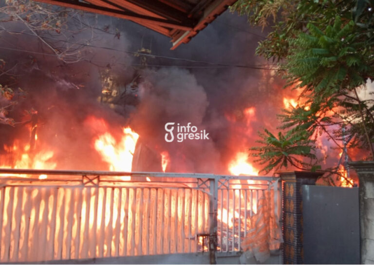 Kebakaran Lahan di Kebomas Merembet ke Gudang Rongsokan, Api Baru Padam Setelah 4 Jam Kobaran api membakar gudang rongsokan bekas sepatu di Desa Kedanyang, Kecamatan Kebomas, Gresik, Kamis (13/8/2026). (Foto: Ist/Infogresik)