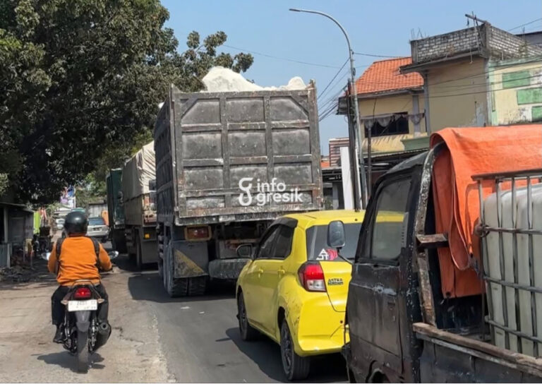 Kondisi kemacetan panjang yang mengular di sekitar Jembatan Sembayat akibat perbaikan jalan di Jembatan Tanggok, Manyar, Jumat (14/8/2026). (Foto: Khanif Rosidin/Infogresik)