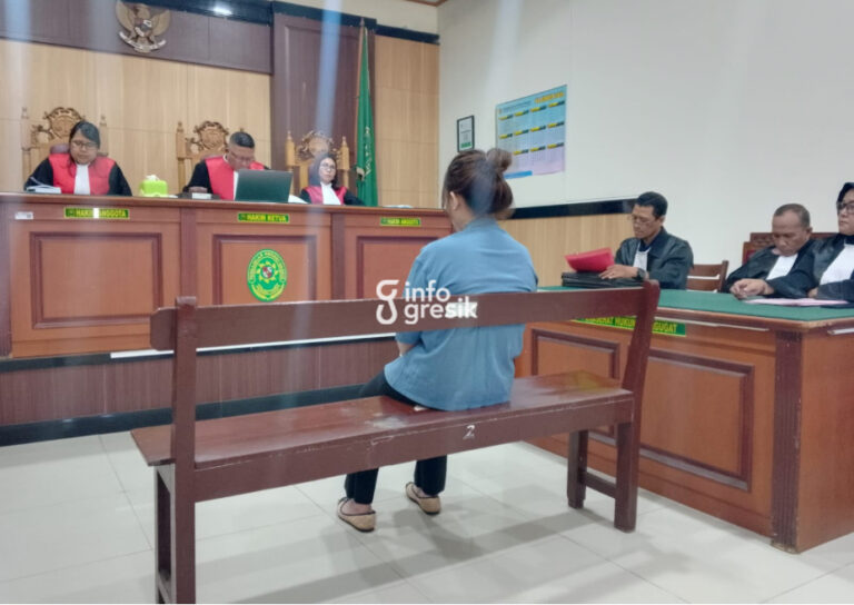 Hakim PN Gresik Putus Bebas Selebgram Kasus Investasi Bodong, Korban Kecewa dan Jaksa Ajukan Banding Terdakwa Rista Prisilia Wardhani saat menjalani persidangan kasus dugaan investasi bodong di Pengadilan Negeri Gresik. (Foto: Ist/Infogresik)
