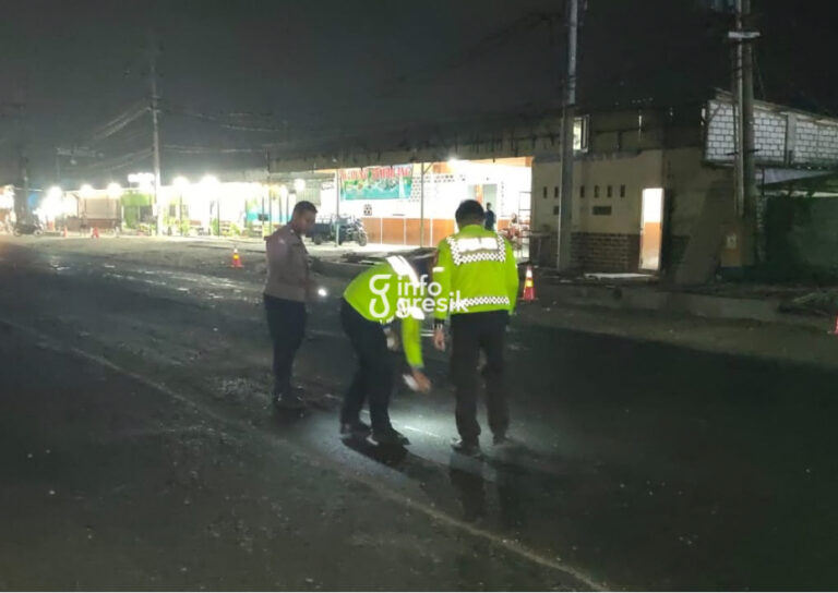 Ronjot Tersangkut Bak Dump Truck di Manyar, Seorang Kurir Meninggal Dunia Petugas Polsek Manyar bersama Satlantas Polres Gresik saat melakukan olah tempat kejadian perkara (TKP) kecelakaan lalu lintas yang mengakibatkan seorang pengendara sepeda motor meninggal dunia. (Foto: Ist/Infogresik)