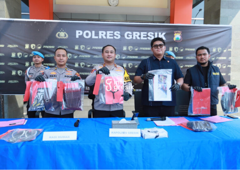 Kapolres Gresik AKBP Ramadhan Nasution bersama jajaran Satreskrim Polres Gresik menunjukkan barang bukti kasus pencurian sepeda motor yang berhasil diungkap. (Foto: Ist/Infogresik)